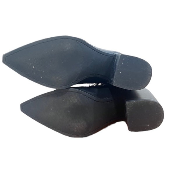 Steve Madden Cedar Black Leather With Gold
Chain Ankle Booties size 6 - Picture 6 of 7